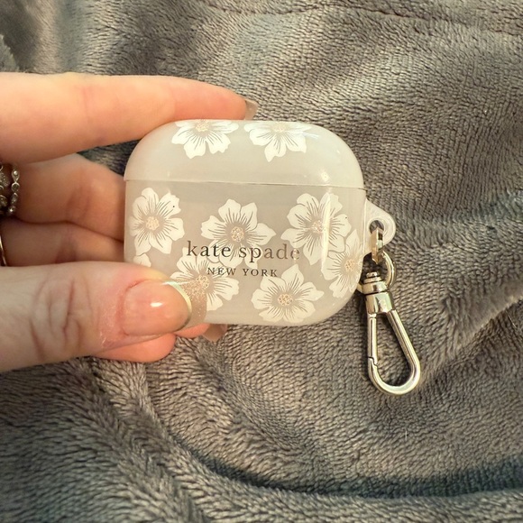 🌼Kate Spade White Floral AirPods Case - Picture 2 of 9